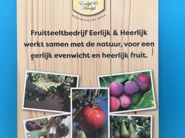 Hout bedrukt of geprint paneel Eerlijk & Heerlijk met de tekst Fruitteeltbedrijf Eerlijk & Heerlijk werkt samen met de natuur voor een eerlijk evenwicht en heerlijk fruit