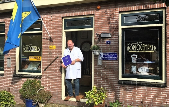 Een trotse Kalle voor zijn pand in Schermerhoorn met zijn eerste horlogemakerscursus