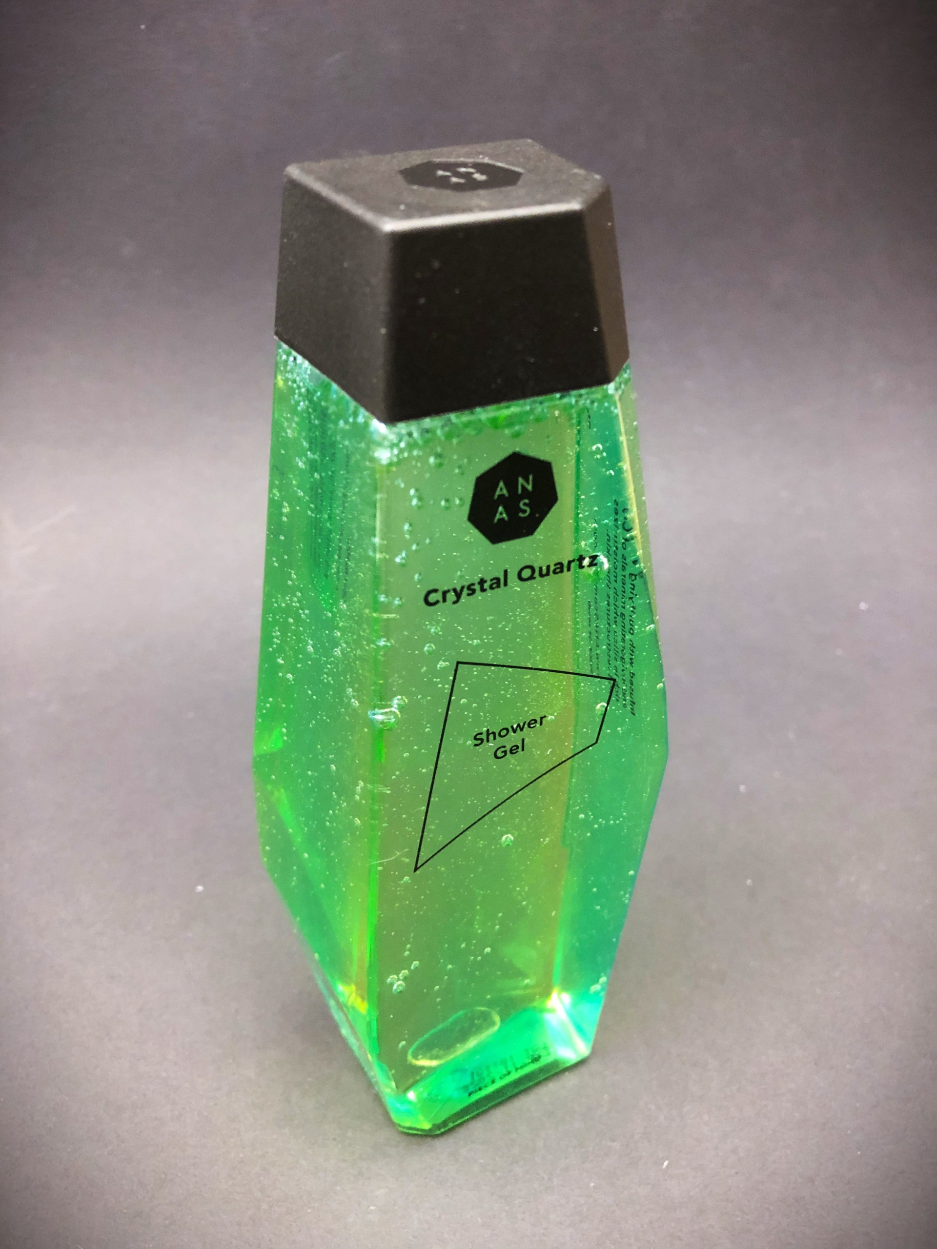 Een van de zeer fraaie designed producten van ANAS Crystalcare, de showergel. Onderin zie je net als in elk product een heus bergkristal.